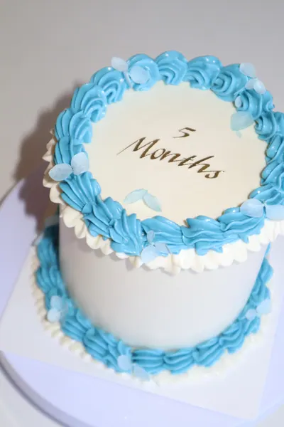 Blå hjertekage med dekorativ frosting og skrift