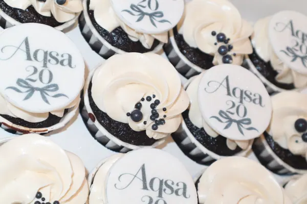 Cupcakes med lys frosting, tekst og mørke detaljer