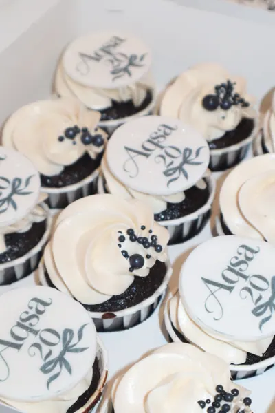 Cupcakes med lys frosting, tekst og mørke detaljer