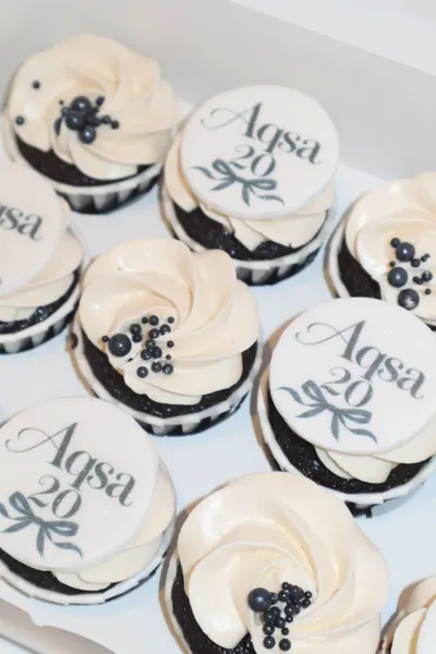 Cupcakes med lys frosting, tekst og mørke detaljer