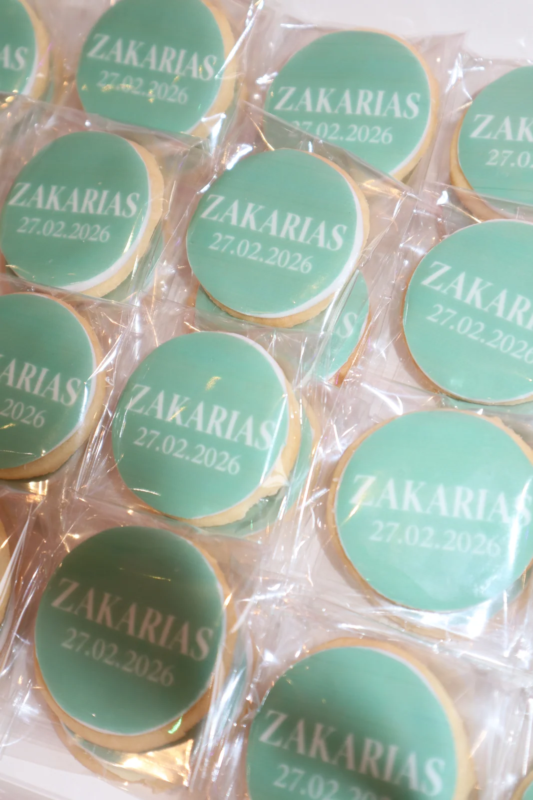 Runde cookies med grønt design og personlig navnedekoration