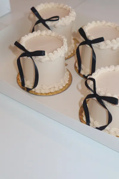 Lyse cupcakes med små sorte sløjfer
