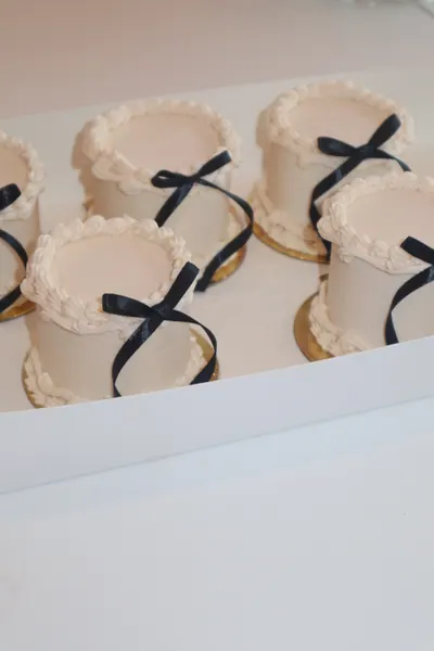 Lyse cupcakes med små sorte sløjfer