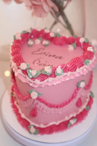 Pink hjertekage med blomster, perler og vintagefrosting