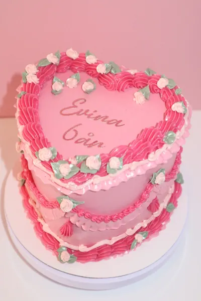 Pink hjertekage med blomster, perler og vintagefrosting